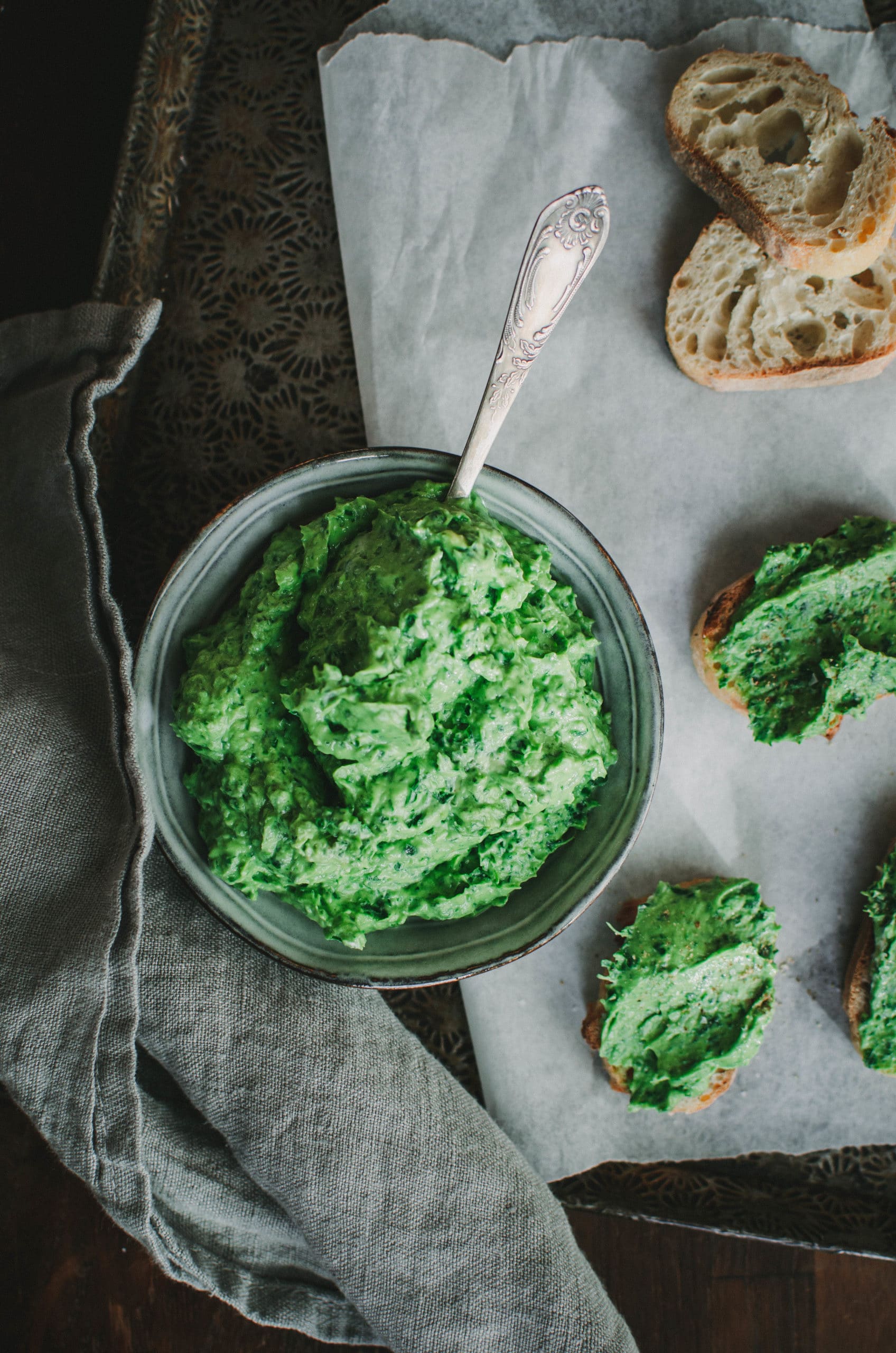 Sauce verte à l’avocat et aux herbes