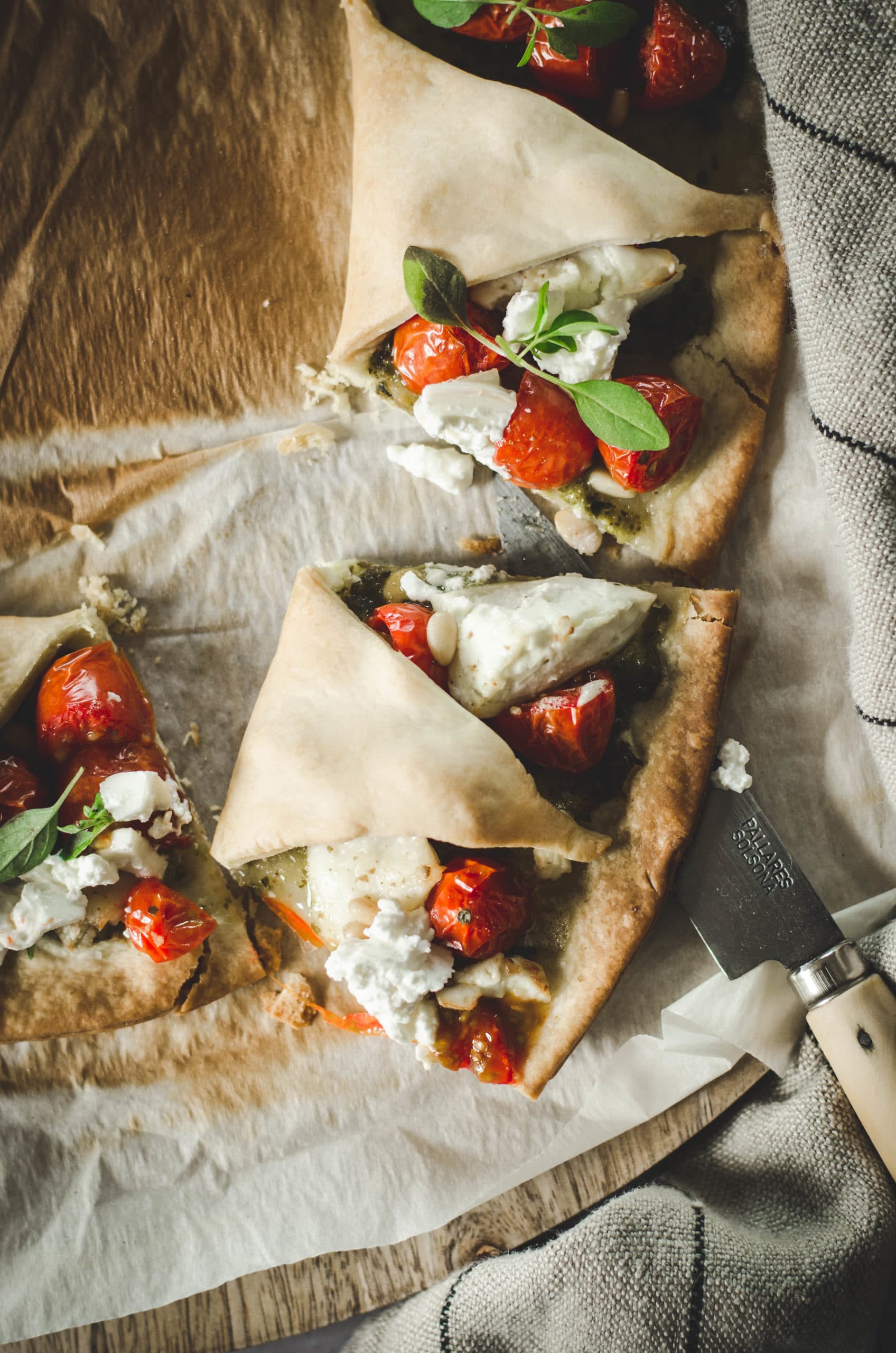 Pizza pesto tomate et mozza