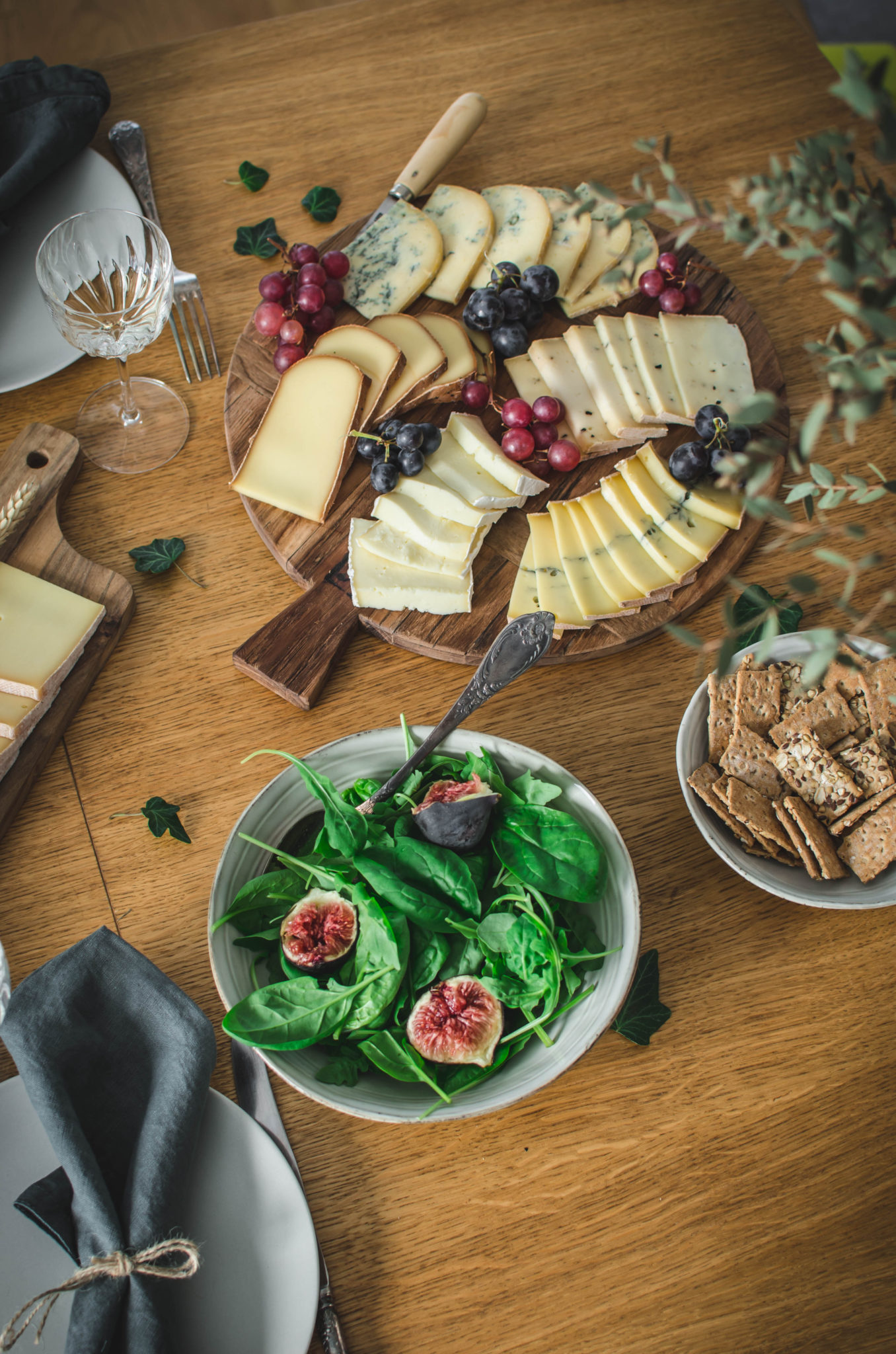 Salade composée et plateau de fromages