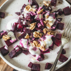 Salade de betterave, yaourt et noix