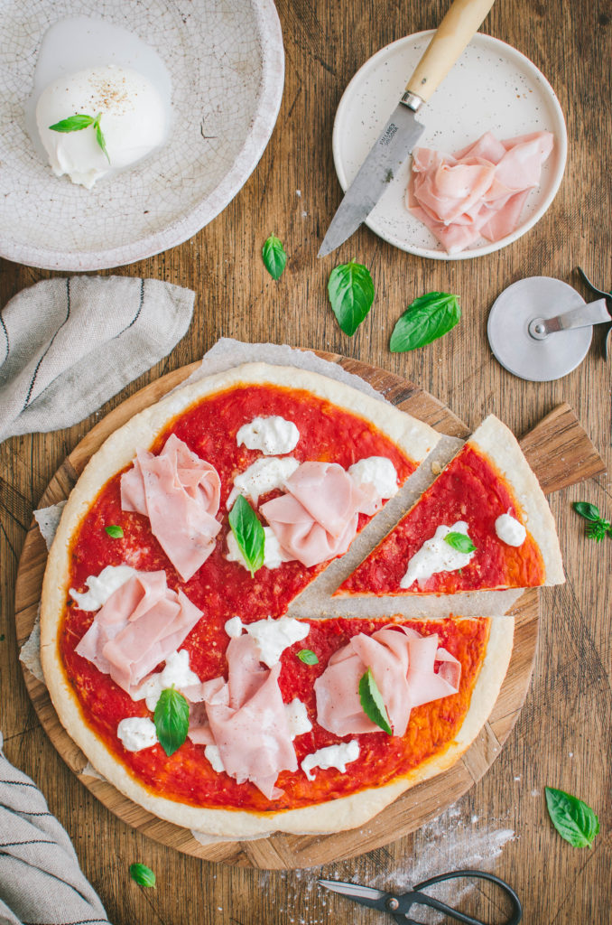 Pizza maison tomate, burrata et mortadelle