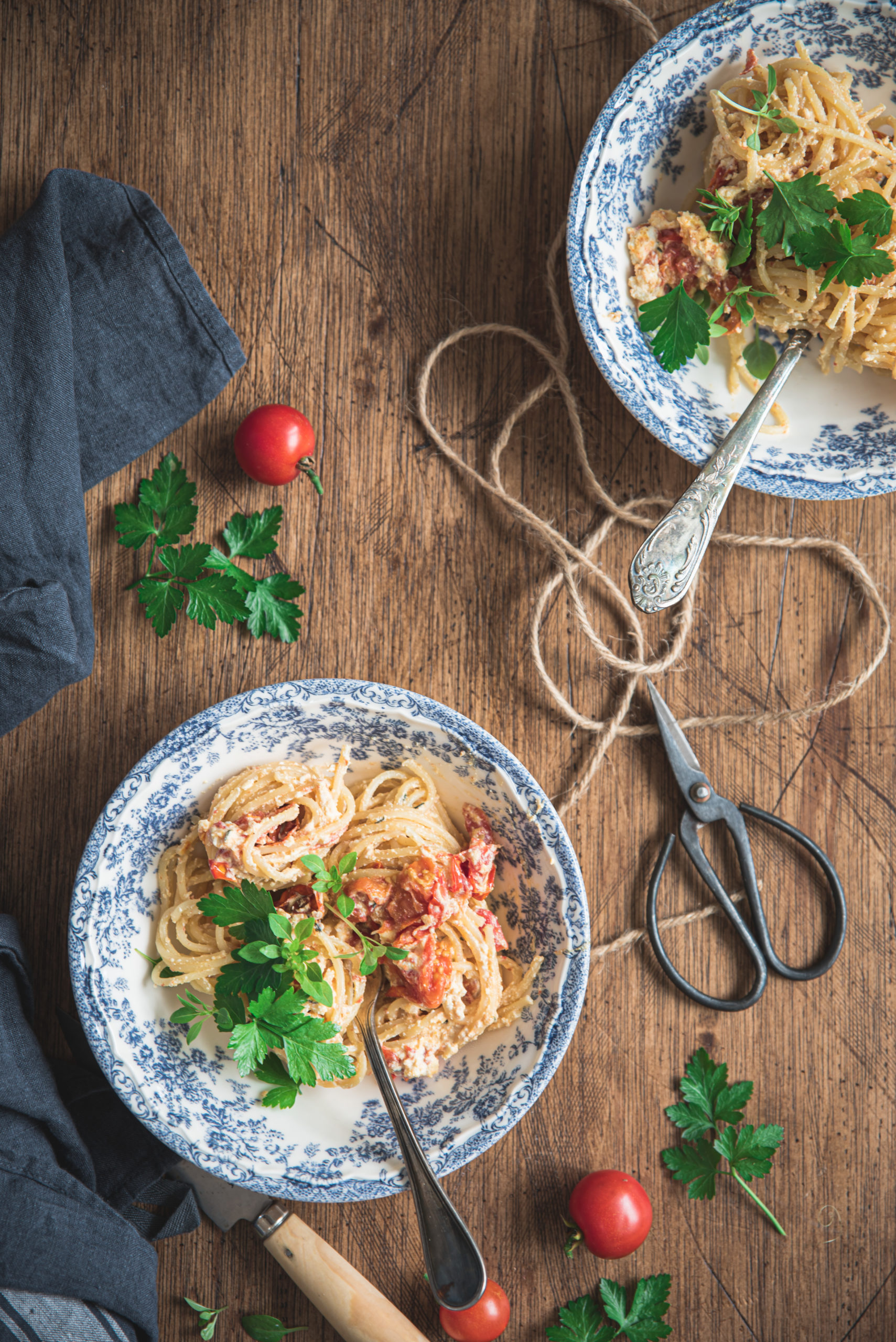 Pâtes feta et tomates rôties au four