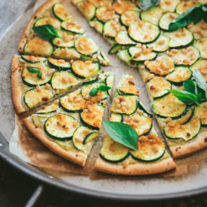 Pizza ricotta, courgette et pignons