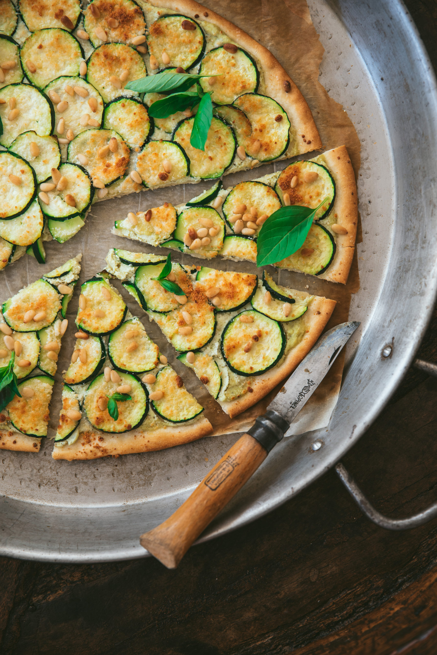 Pizza courgette ricotta pignons