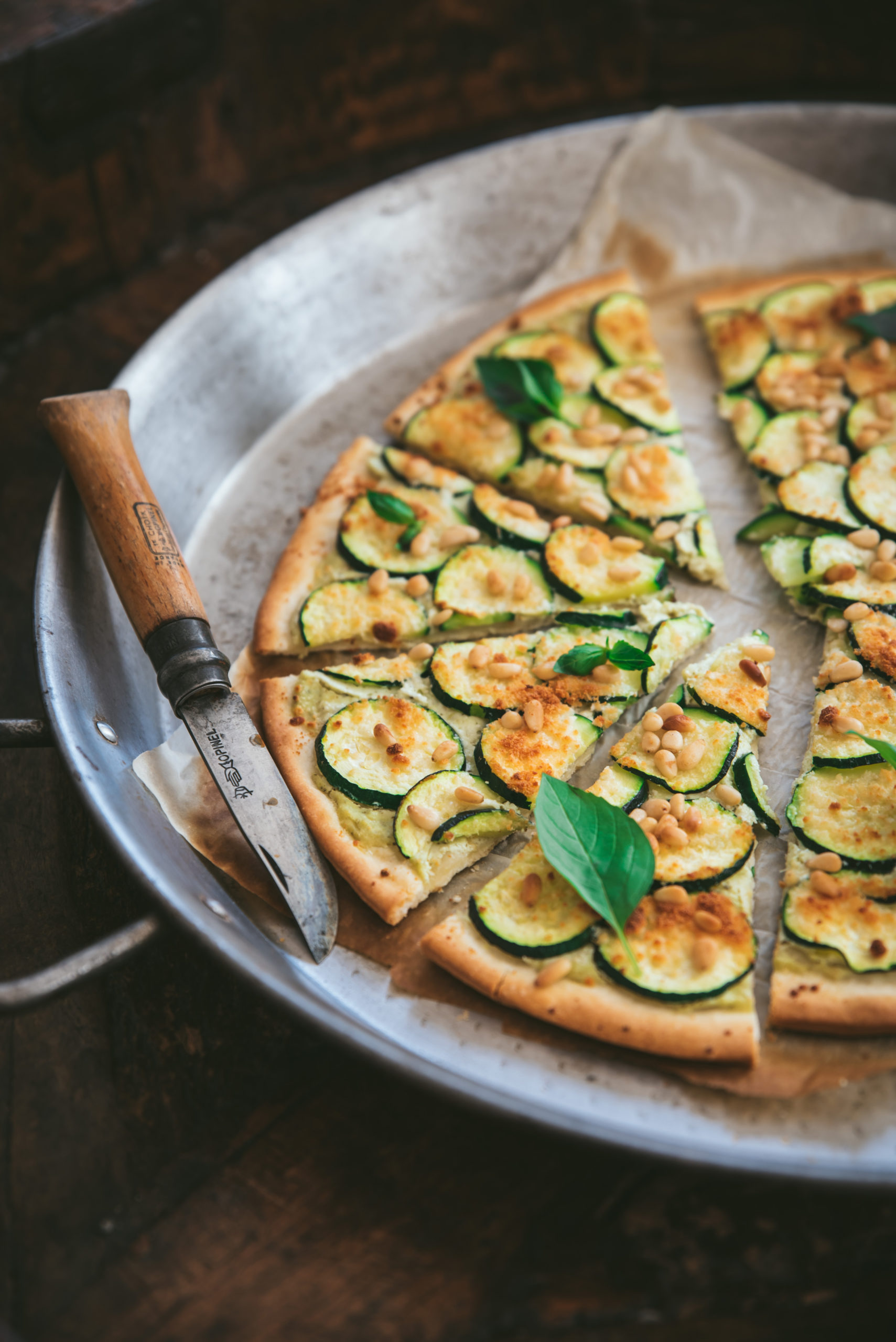 Pizza ricotta, courgette et pignons