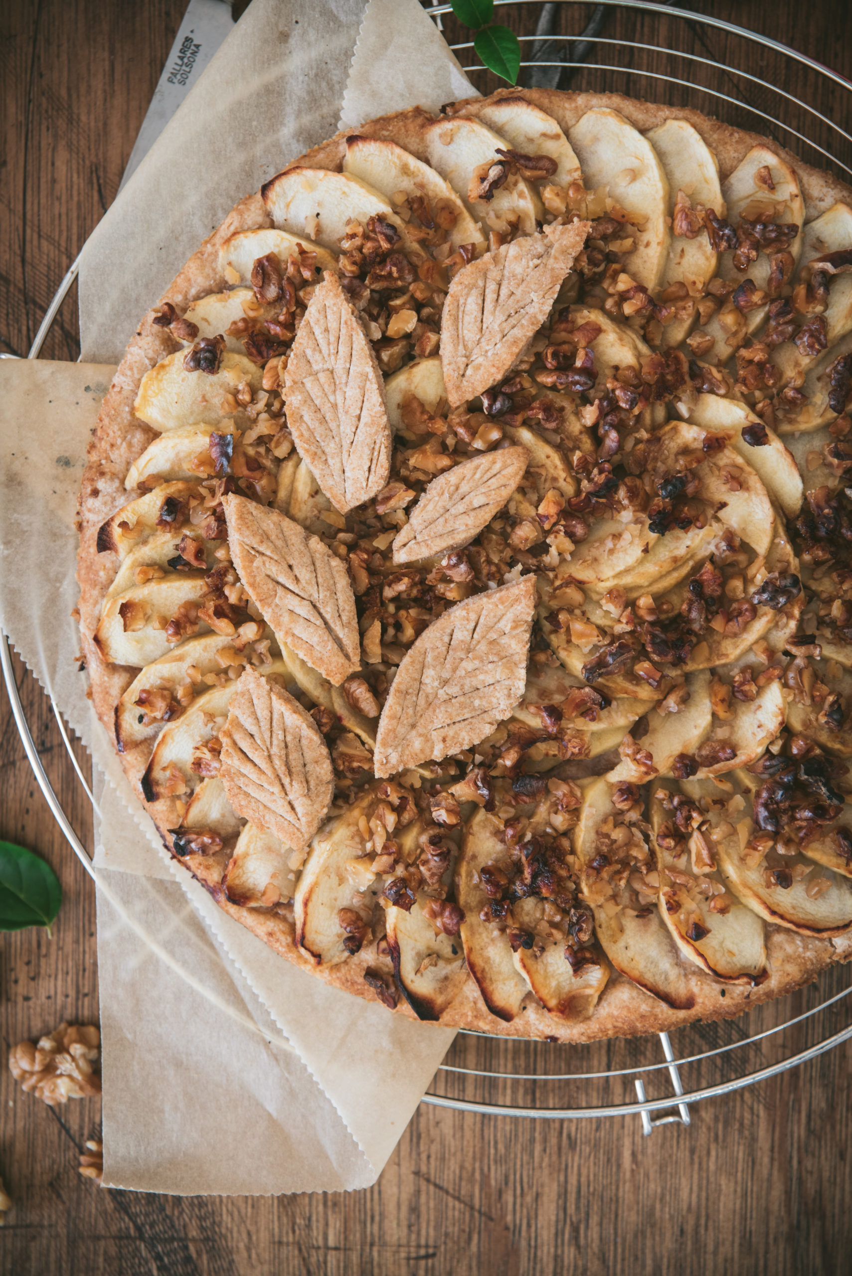 Tarte aux pommes et noix au caramel