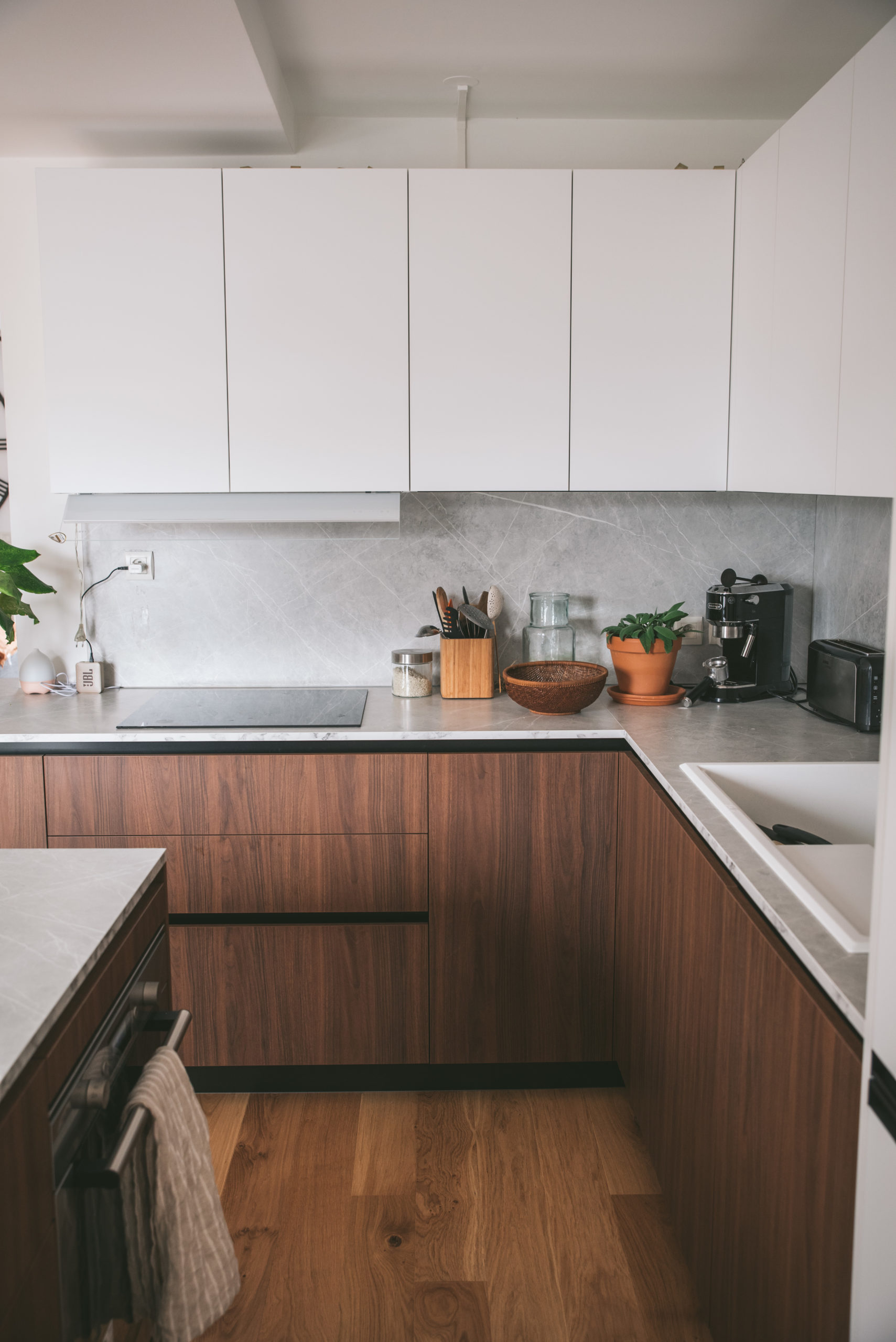 white and wood kitchen