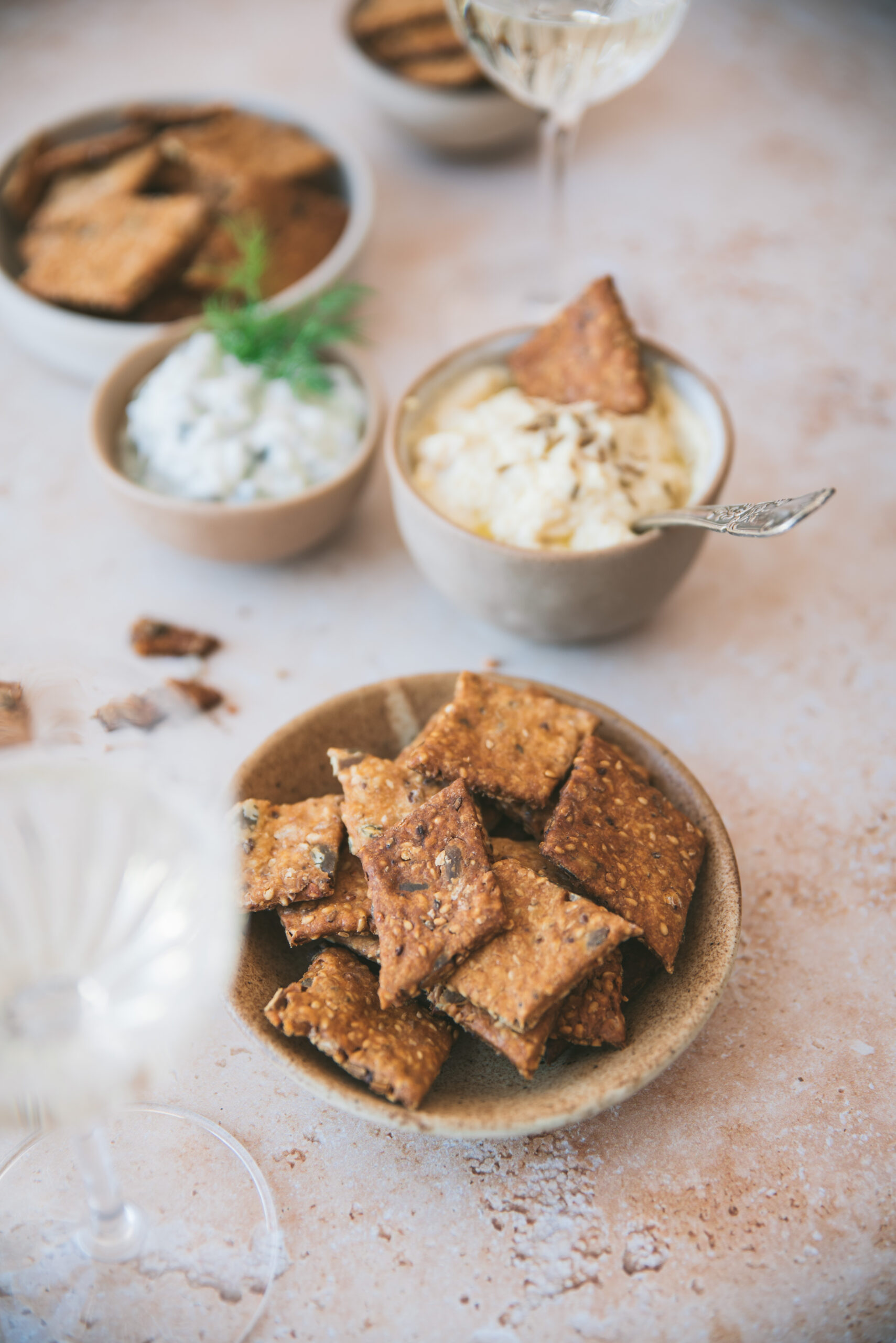 Crackers aux graines à la farine de pois-chiche {sans gluten