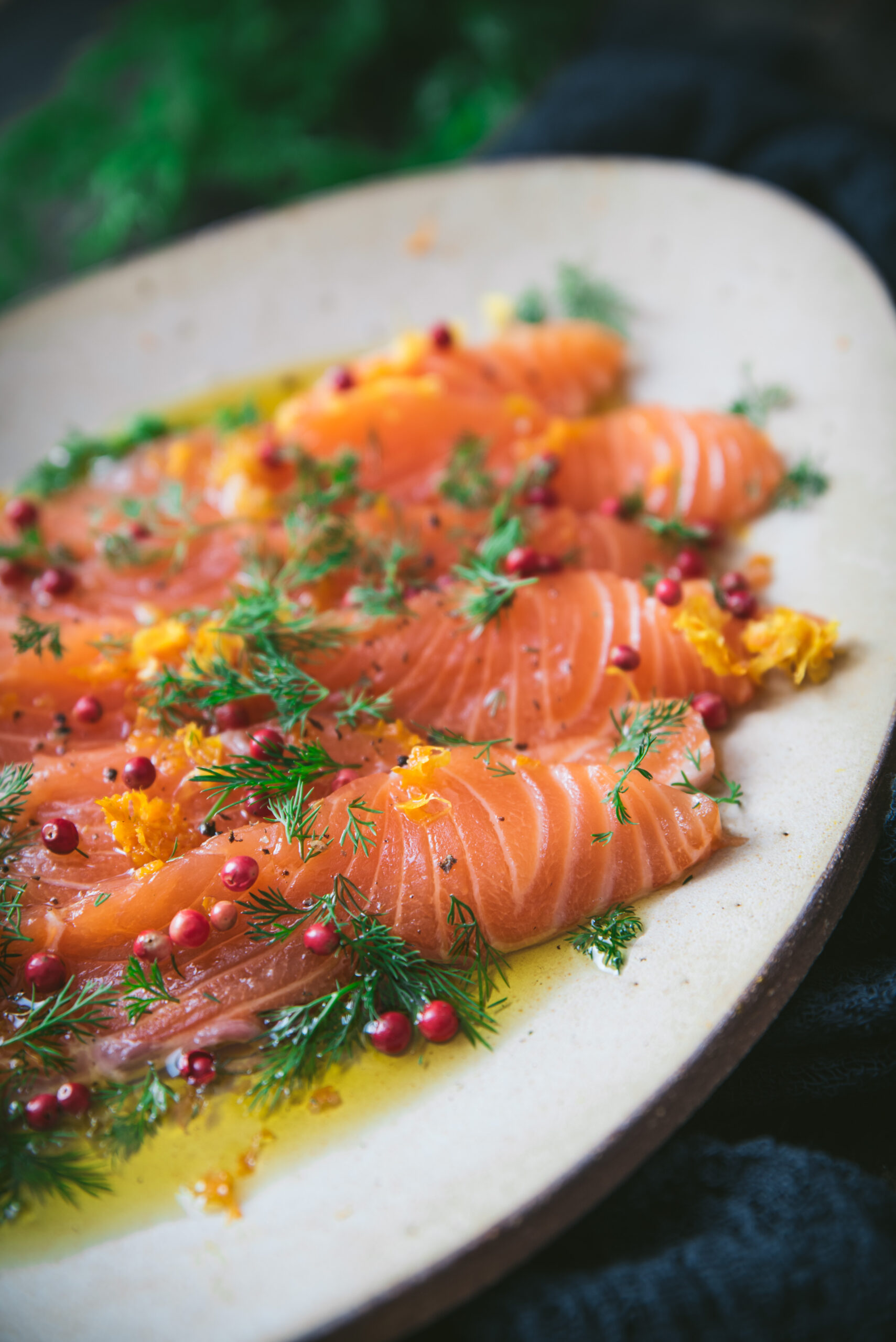Sliced salmon marinated with dill recipe