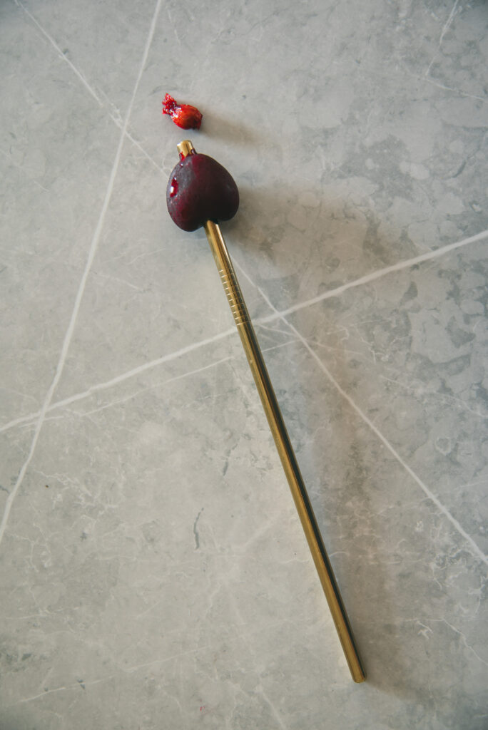 denoyauter cerise avec paille