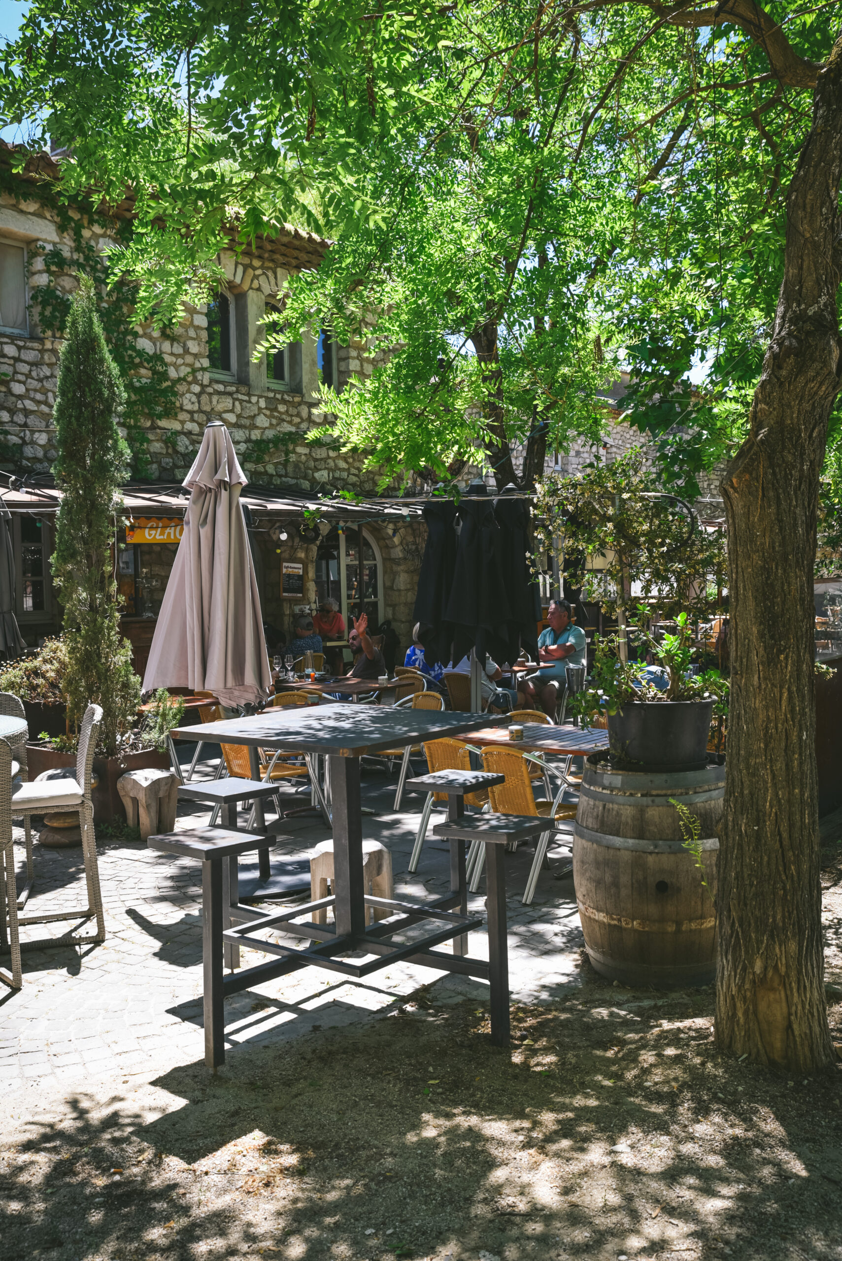 terrasse restaurant absinthe garde adhemar